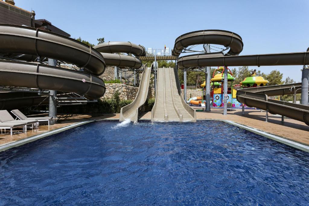 Ūdens slidkalniņi pie Titanic Luxury Collection Bodrum baseina.