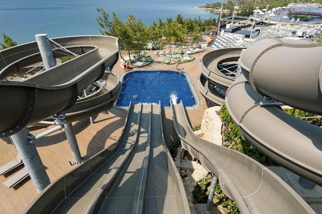 Ūdens slidkalniņi pie Titanic Luxury Collection Bodrum baseina