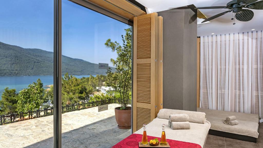 Spa zona ar skatu uz piekrasti Titanic Luxury Collection Bodrum