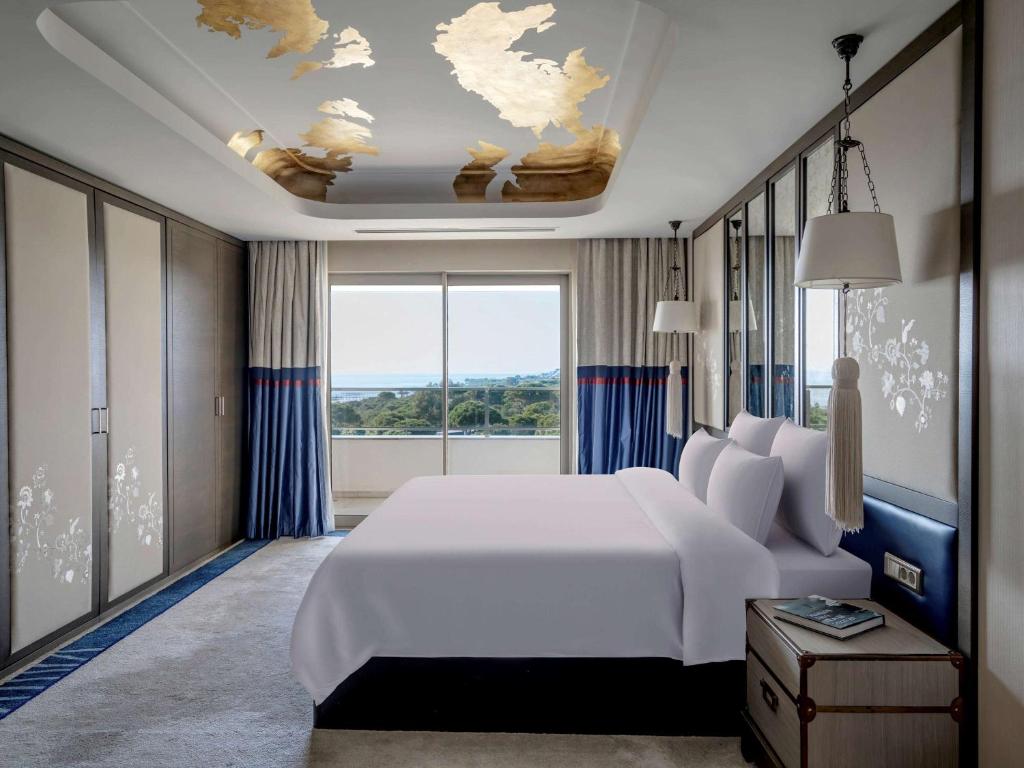 Mūsdienīgs numurs ar skatu uz dabu viesnīcā Rixos Premium Belek.