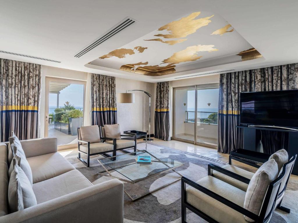Elegants numurs ar modernu interjeru viesnīcā Rixos Premium Belek.