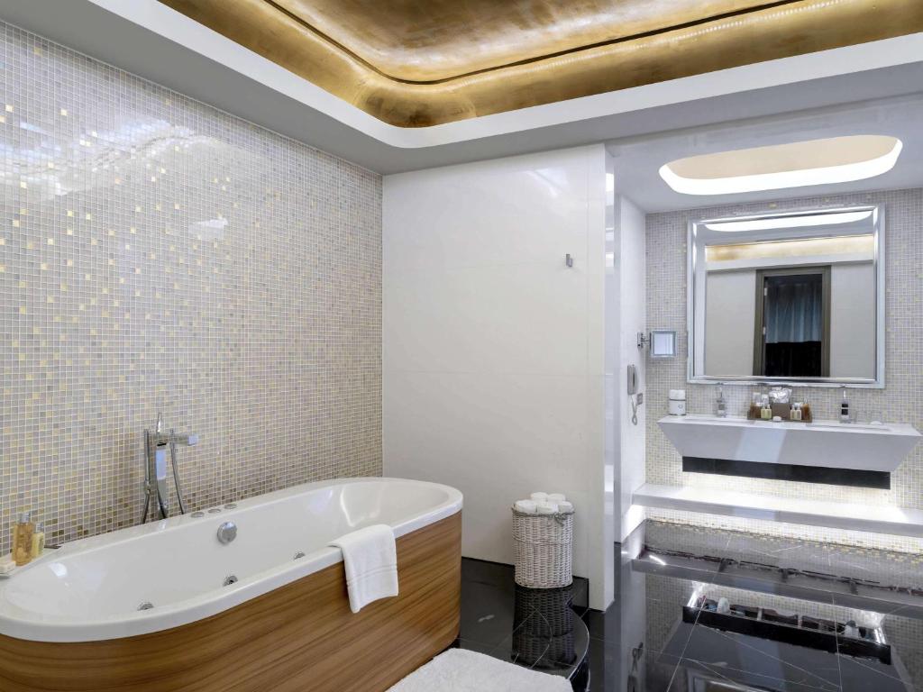 Mūsdienīgs vannas numurs ar burbuļvannu Rixos Premium Belek.