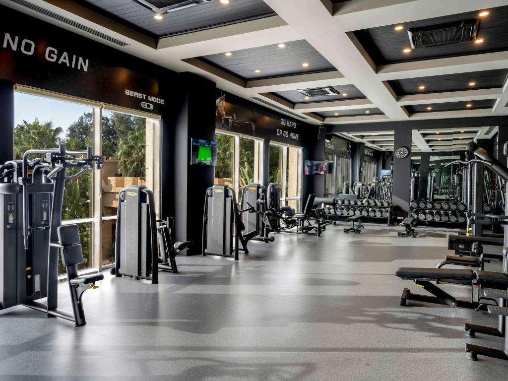 Mūsdienīga sporta zāle Rixos Premium Belek ar plašu aprīkojumu.