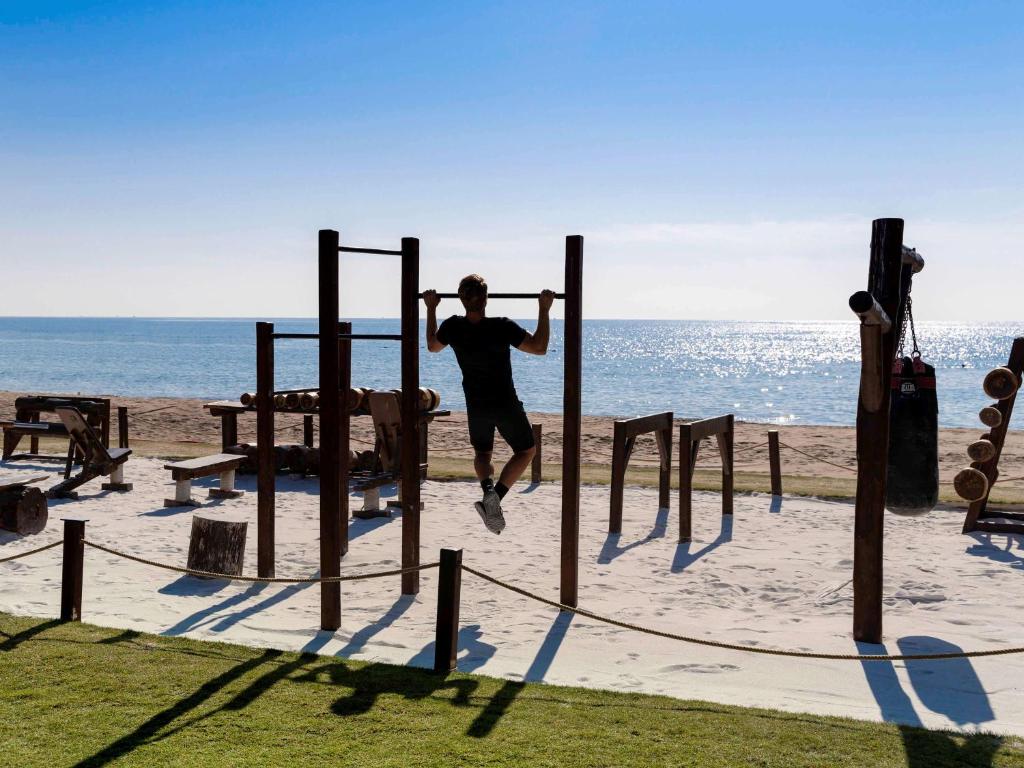 Vīrietis vingro piekrastē Rixos Premium Belek