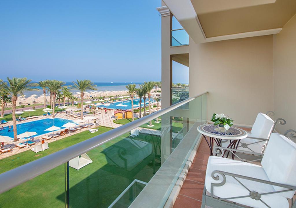 Skats no balkona uz Premier Le Reve Hotel & Spa baseiniem un piekrasti.