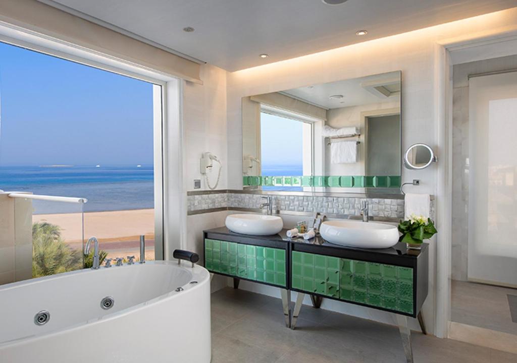 Mūsdienīgs vannas istabas dizains ar skatu uz jūru pie Premier Le Reve Hotel & Spa