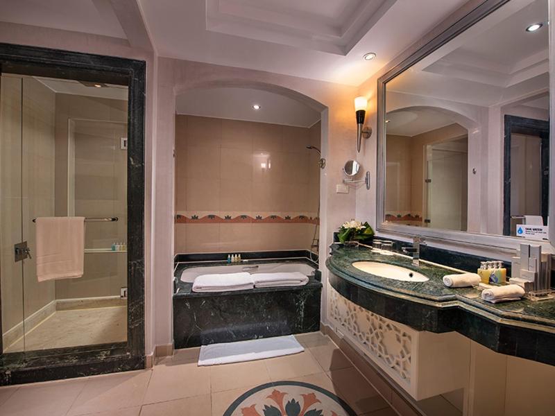 Premier Le Reve Hotel & Spa elegantā vannas istaba ar mūsdienīgu dizainu.