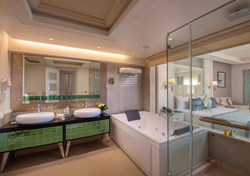 Mūsdienīgs vannas istabas dizains Premier Le Reve Hotel & Spa ar džakuzi.