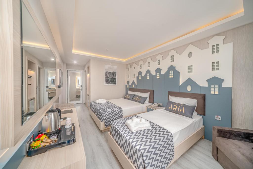 Mūsdienīgs numurs Aria Resort & Spa Hotel ar divām gultām un stilīgu interjeru.