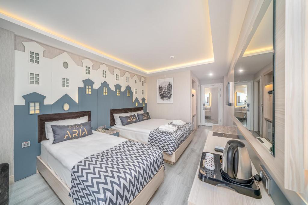 Moderns numurs Aria Resort & Spa Hotel ar divām gultām un stilīgu dizainu.