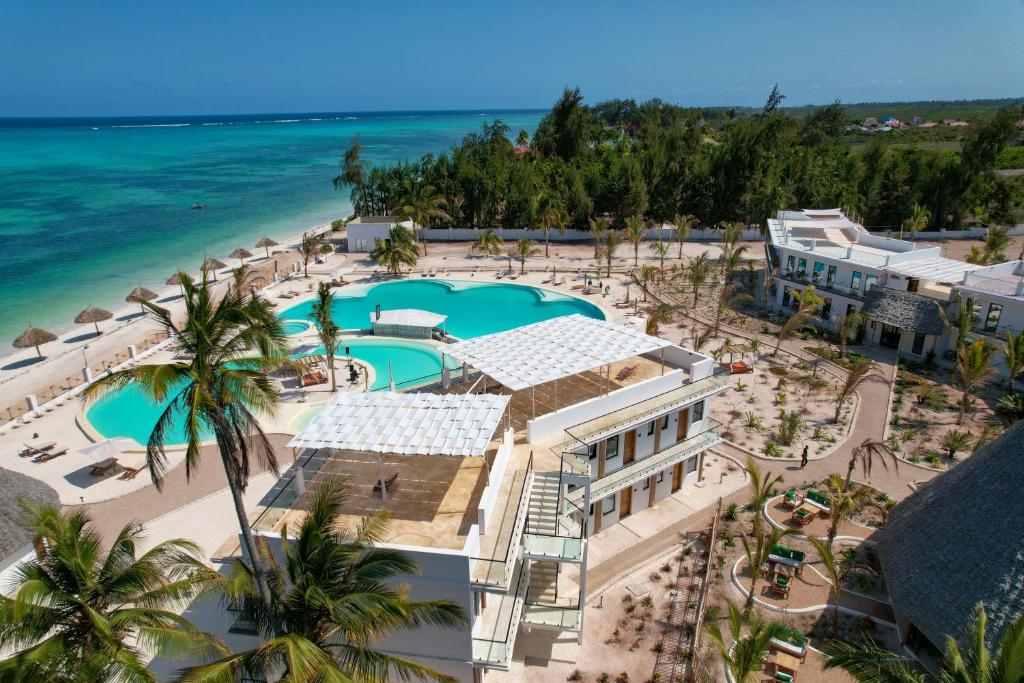 The One Resort Zanzibar piekrastē ar baseinu un skatu uz okeānu.