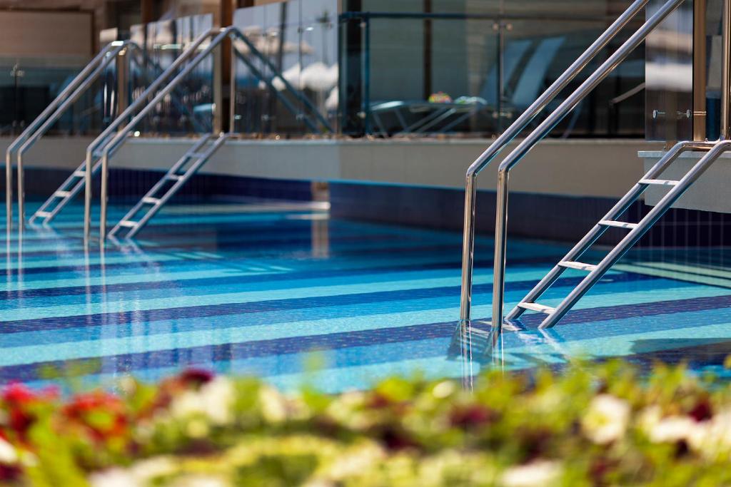 Baseins ar kāpnēm viesnīcā Magic Life Jacaranda, skaidrs ūdens.