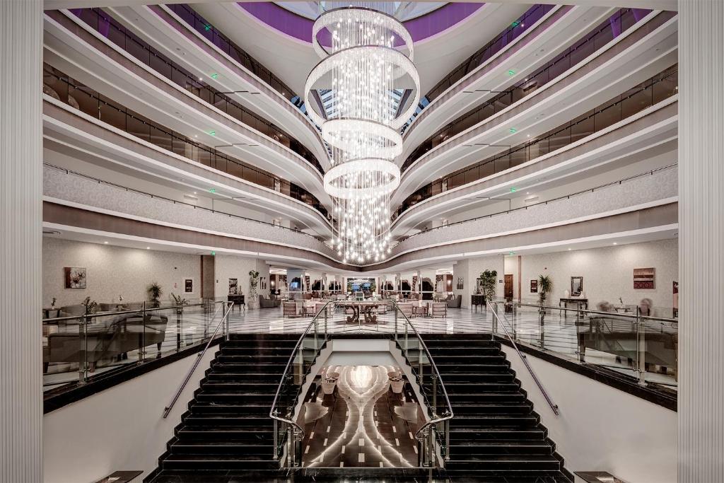 Elegants foajē Magic Life Jacaranda ar greznu kristāla lukturīti