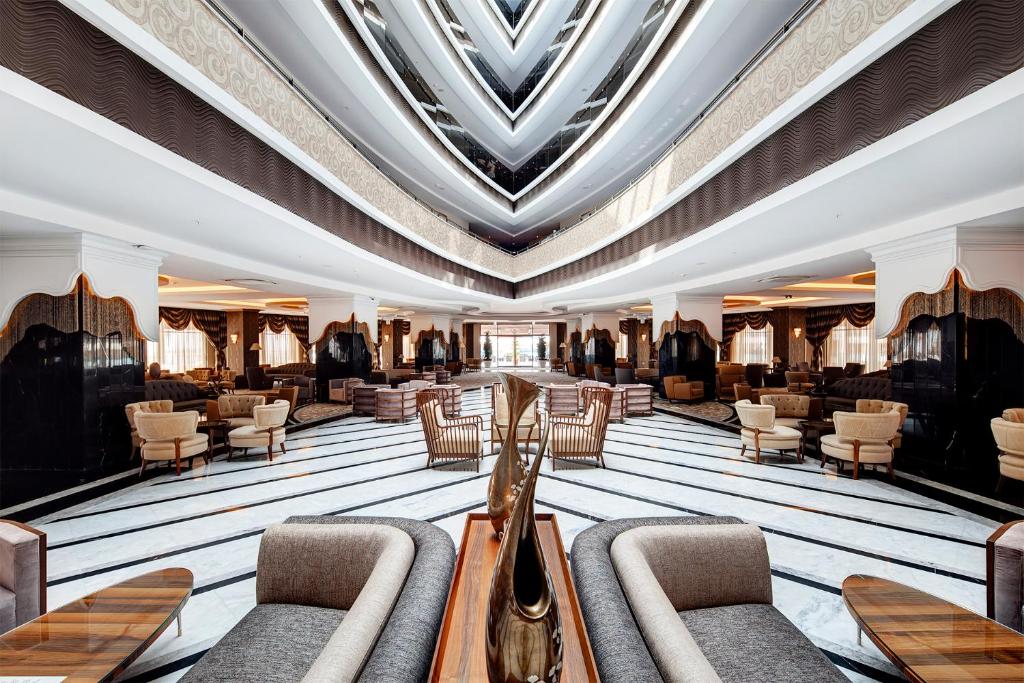 Elegants viesnīcas Magic Life Jacaranda vestibils ar mūsdienīgu dizainu.