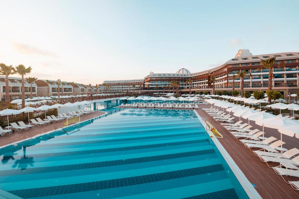 Baseins viesnīcā Magic Life Jacaranda ar sauļošanās krēsliem piekrastē