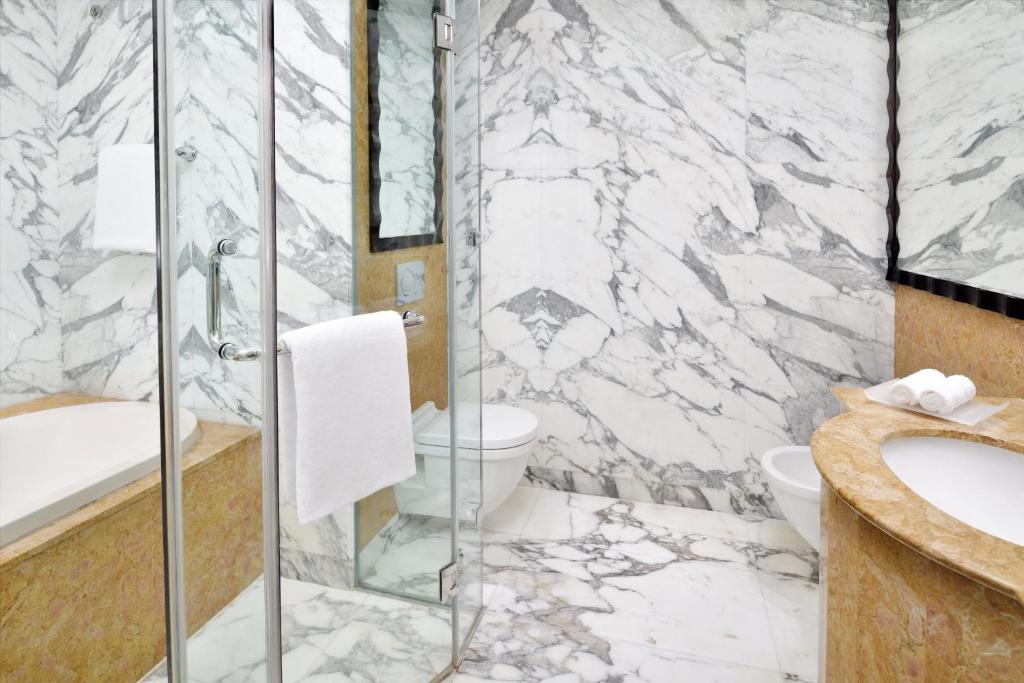 Marmora vannas istaba Crowne Plaza Dubai Jumeirah viesnīcā.