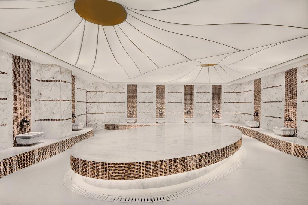 Spa telpa viesnīcā Magic Life Jacaranda ar marmora interjeru un relaksējošu atmosfēru.