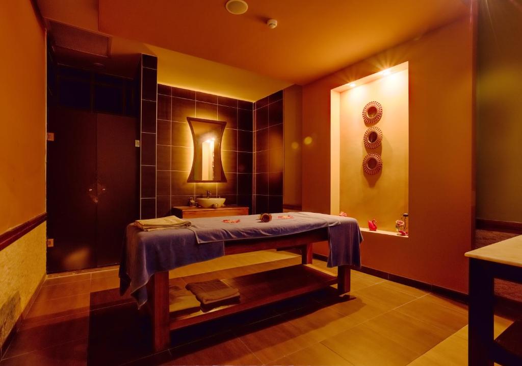 Spa telpa Magic Life Jacaranda ar masāžas galdu un relaksējošu atmosfēru.