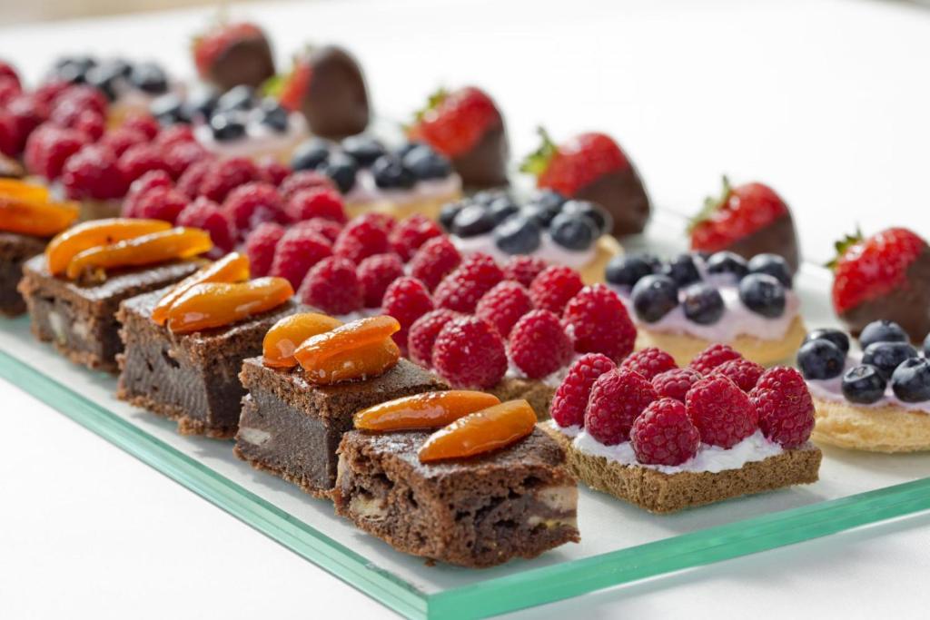 Deserts piedāvājums viesnīcā Magic Life Jacaranda ar ogām un kūkām.