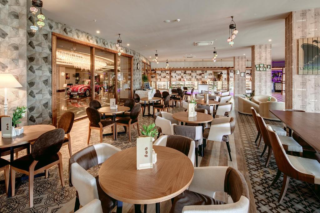 Eleganta kafejnīca viesnīcā Magic Life Jacaranda ar mūsdienīgu interjeru