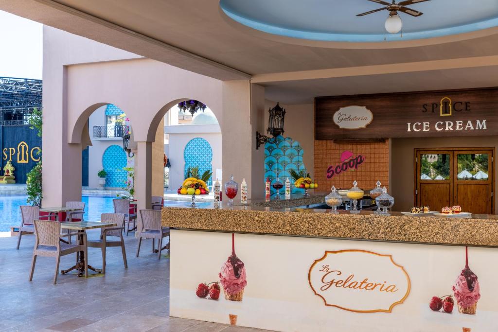 Gelaterija pie Spice Hotel & Spa ar saldējumu un sēdvietām pie baseina