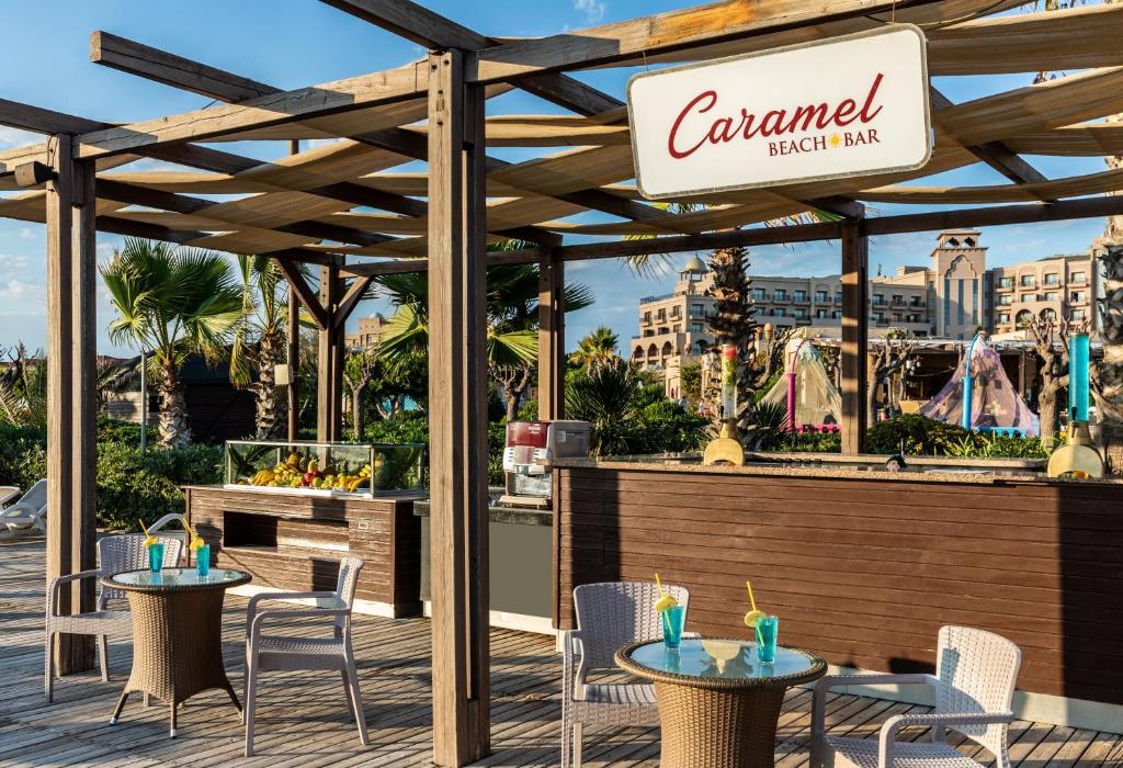 Caramel Beach Bar pie Spice Hotel & Spa, relaksējoša atmosfēra piekrastē.