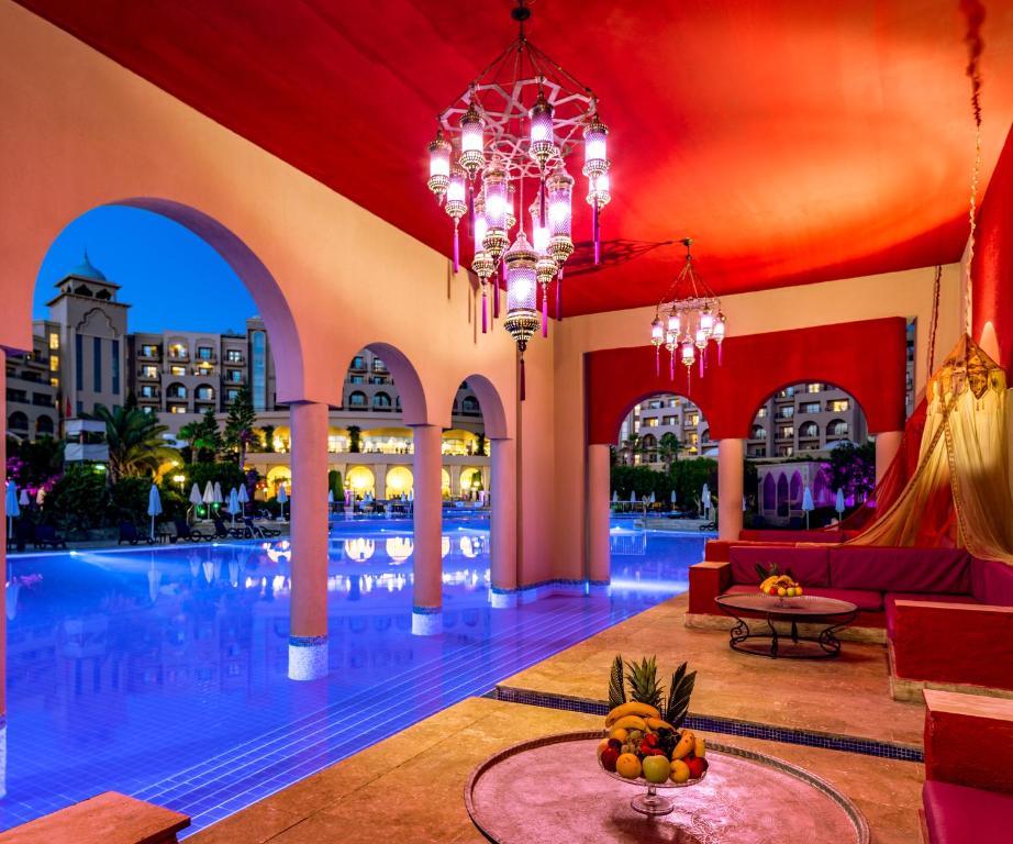 Eleganta atpūtas zona pie Spice Hotel & Spa ar skatu uz baseinu