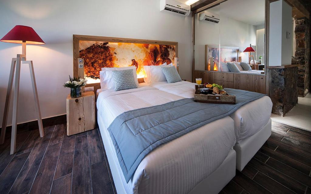 Mūsdienīgs numurs viesnīcā Elounda Orama ar divām gultām un elegantu interjeru.