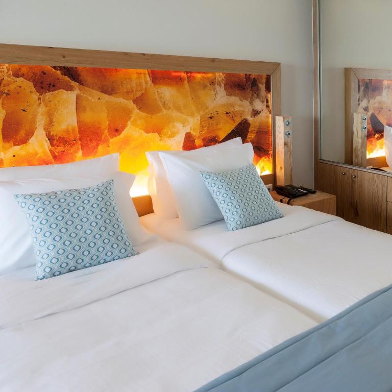 Mūsdienīgs numurs ar divām gultām Elounda Orama, ar siltu apgaismojumu.