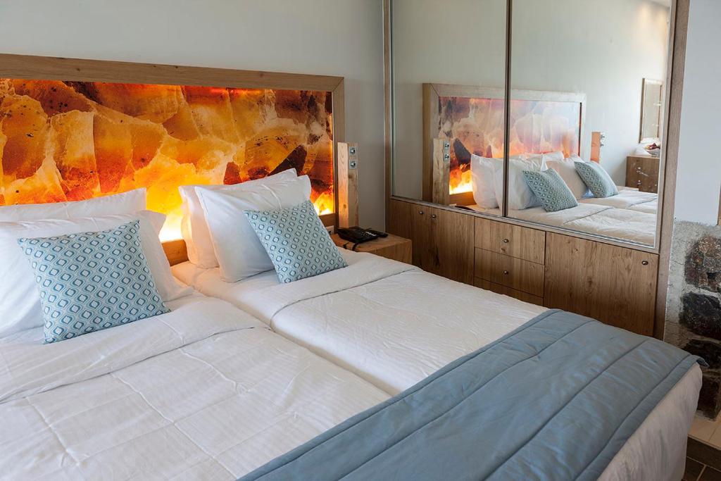 Numuri Elounda Orama ar mūsdienīgu interjeru un siltu apgaismojumu.