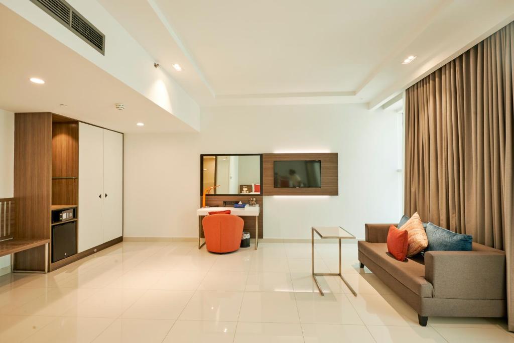 Plašs numurs Citymax Business Bay viesnīcā ar ērtu dīvānu un mūsdienīgu interjeru.