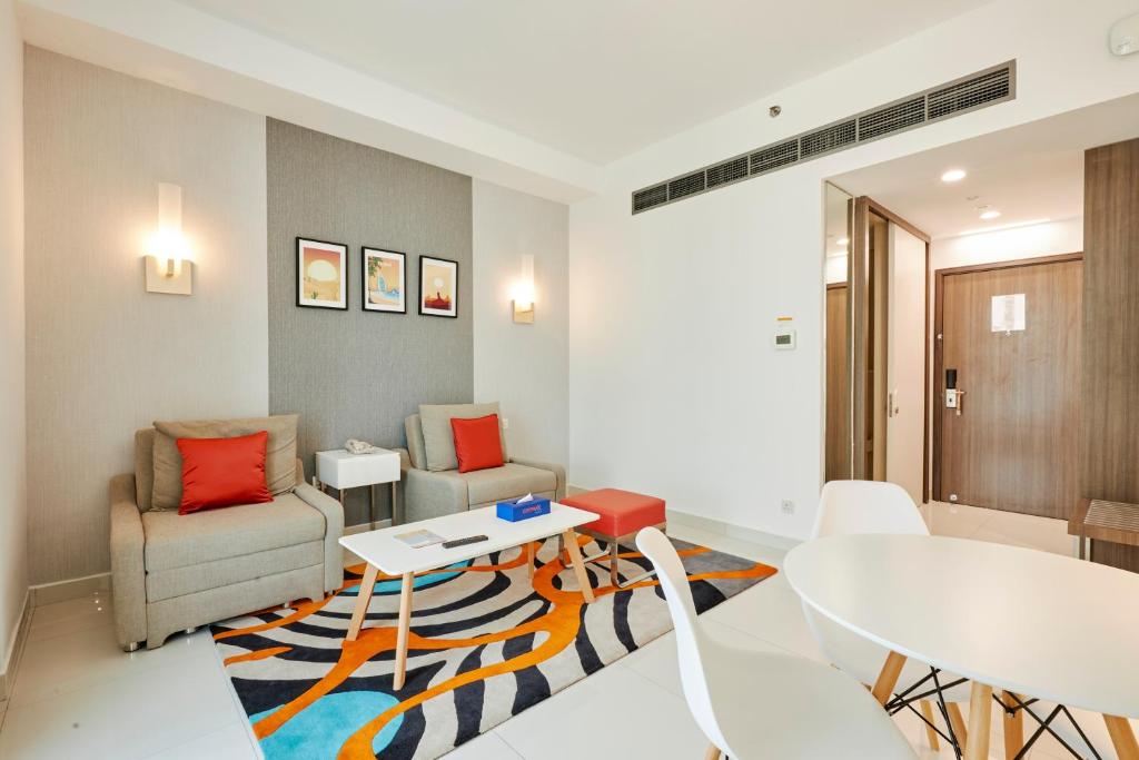 Citymax Business Bay viesnīcas moderns viesistabas interjers