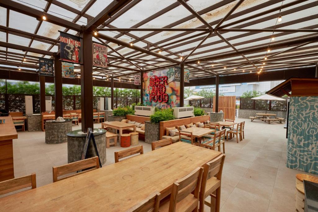 Citymax Business Bay jumta bārs ar koka mēbelēm