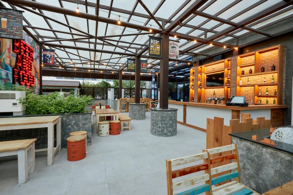 Citymax Business Bay āra bārs ar modernu interjeru.