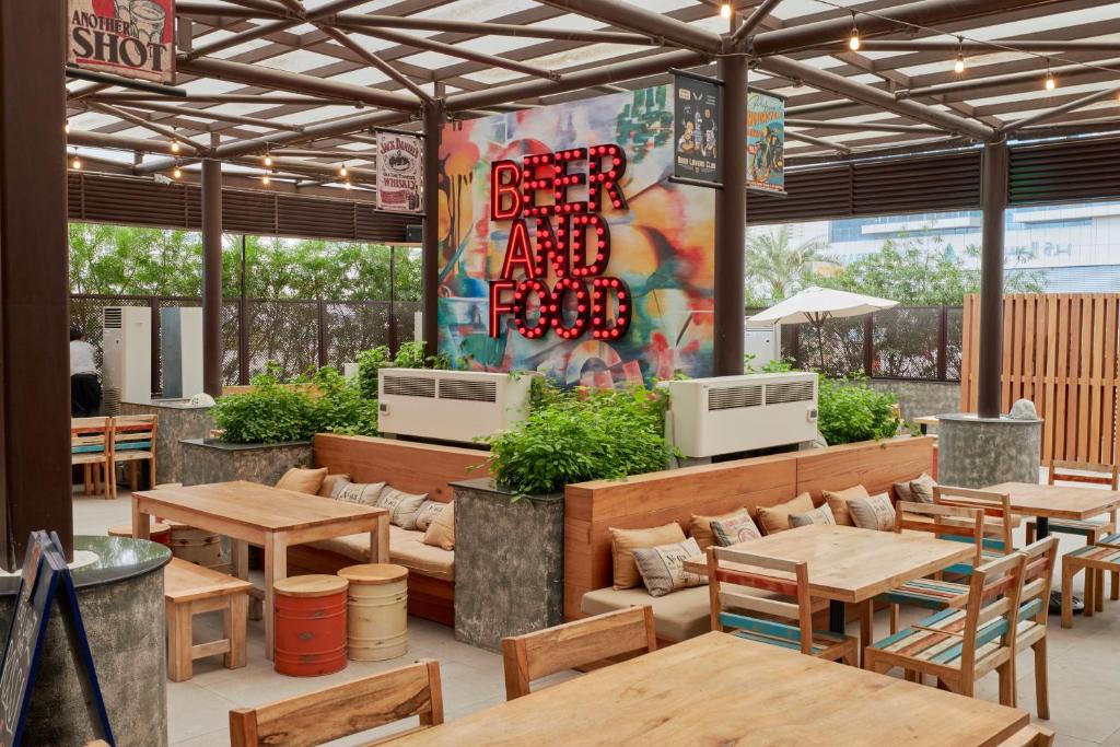 Citymax Business Bay terase ar alus bāru un ēdināšanu