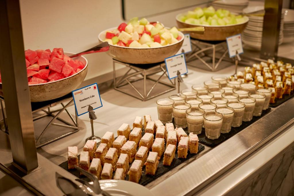 Citymax Business Bay bufetes piedāvājums ar desertiem un augļiem.