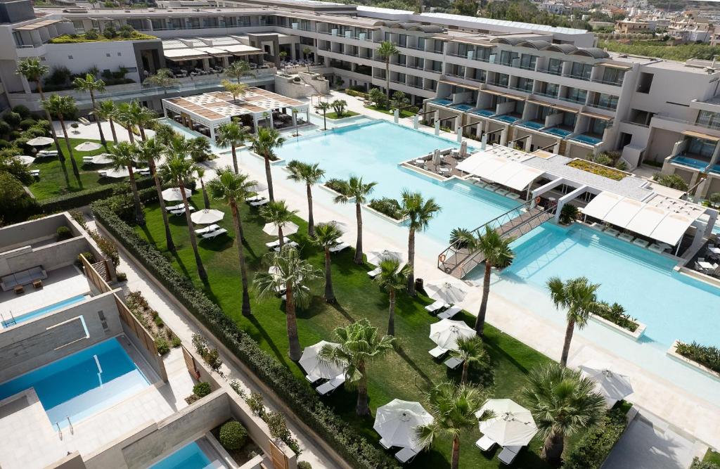 Mūsdienīgs viesnīcas komplekss ar plašu peldbaseinu un zaļajām zonām, kurās ir palmām un sauļošanās gultām. Ideāla vieta relaksācijai un atpūtai.