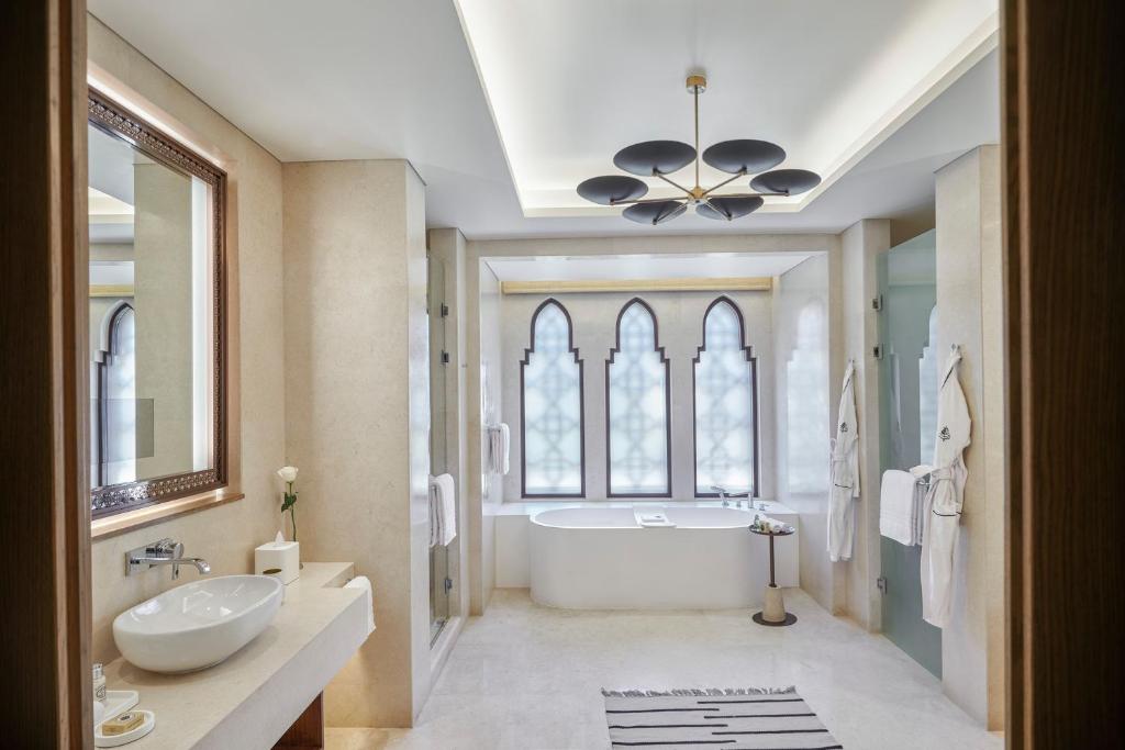 Grezna vannas istaba ar brīvi stāvošu vannu Four Seasons Resort Sharm El Sheikh