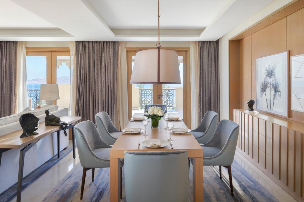 Four Seasons Resort Sharm El Sheikh eleganta ēdamzona numurā ar skatu uz piekrasti