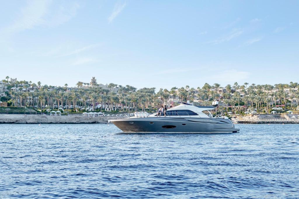 Grezna jahta Sarkanajā jūrā pie Four Seasons Resort Sharm El Sheikh piekrastes