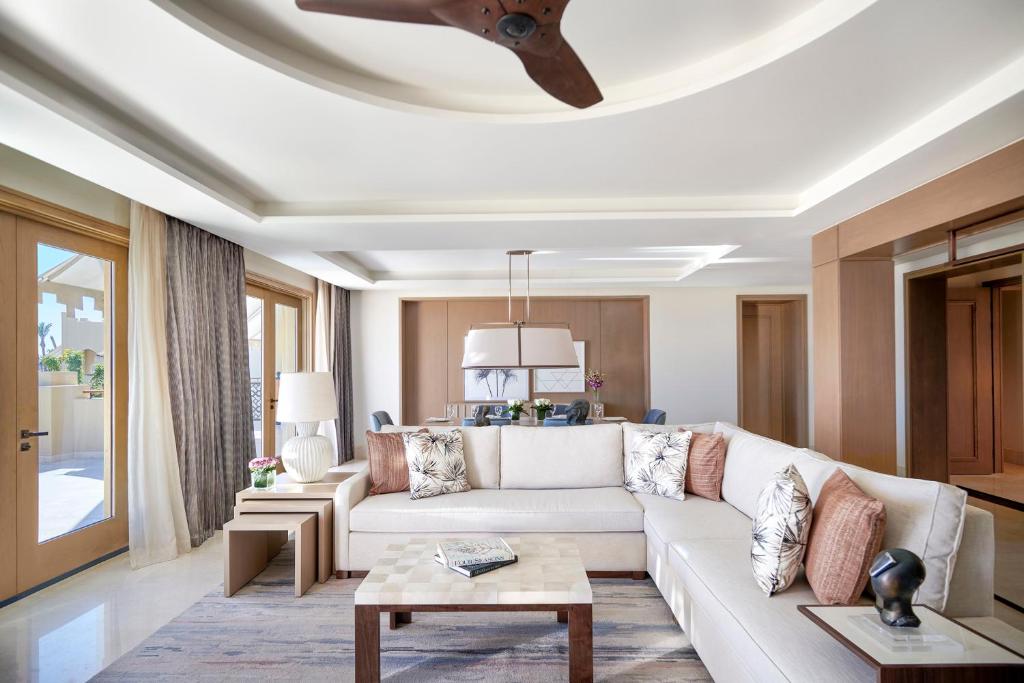 Four Seasons Resort Sharm El Sheikh grezns numura interjers ar gaišu atpūtas zonu