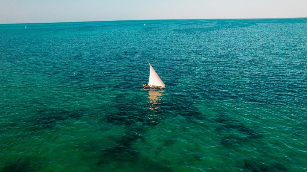 Burulaiva Indijas okeānā pie Spice Island Hotel & Resort