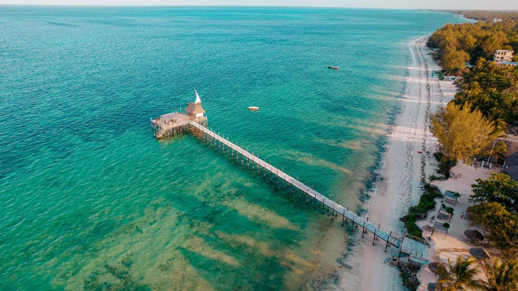 Spice Island Hotel & Resort piekrastes skats ar piestātni