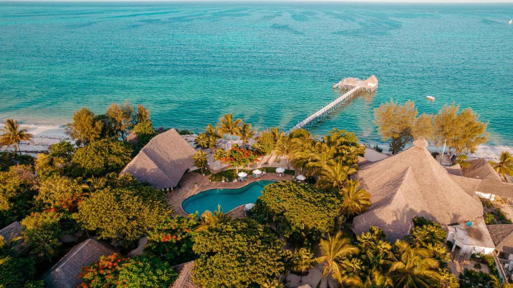 Spice Island Hotel & Resort piekrastē ar baseinu un dārziem.