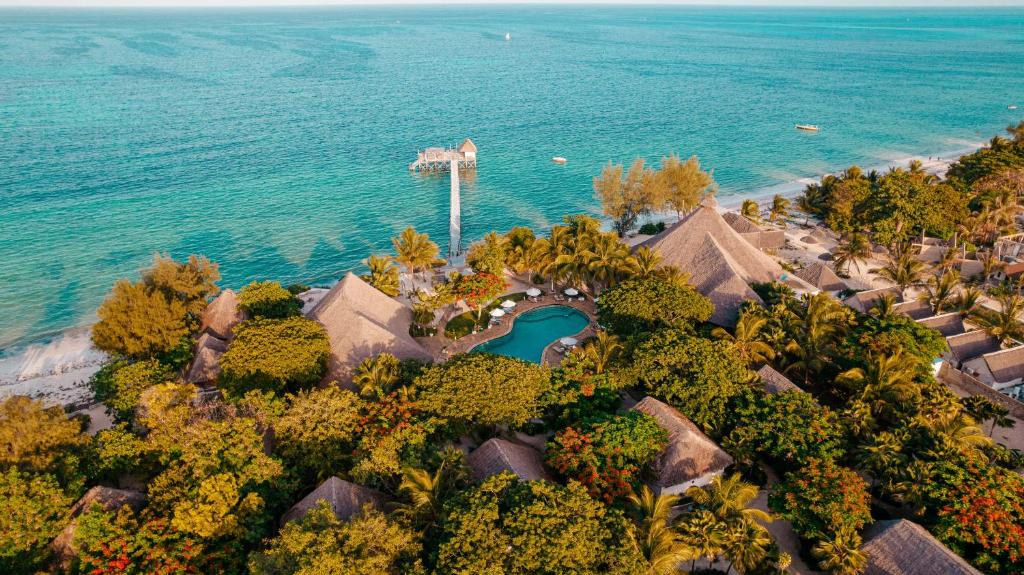 Spice Island Hotel & Resort piekrastes panorāma ar baseinu un pludmali.