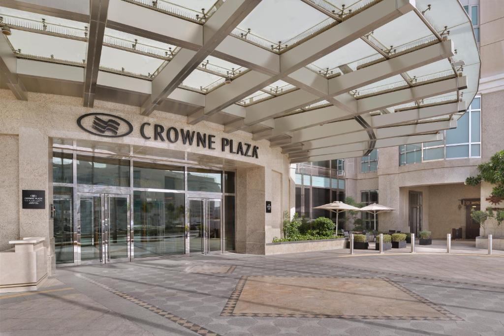 Crowne Plaza Dubai Jumeirah ieeja ar elegantu dizainu.
