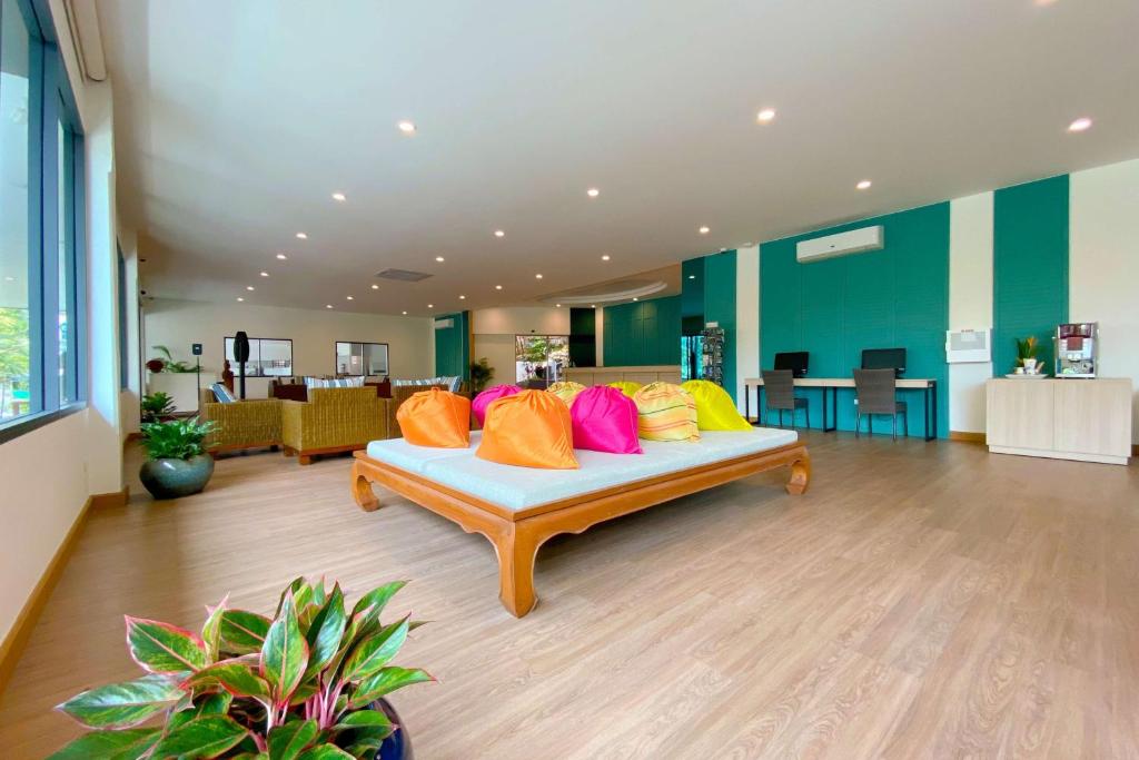 Mūsdienīgs un gaišs interjers ar krāsainiem spilveniem un plašu atpūtas zonu, ideāli piemērots relaksācijai un sociālajai mijiedarbībai. Telpā ir moderna apgaismojuma sistēma un augu kompozīcijas.