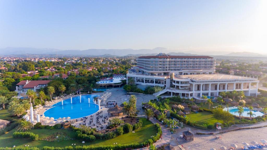 Starlight Resort ar plašu baseinu un skaistu dārzu piekrastē