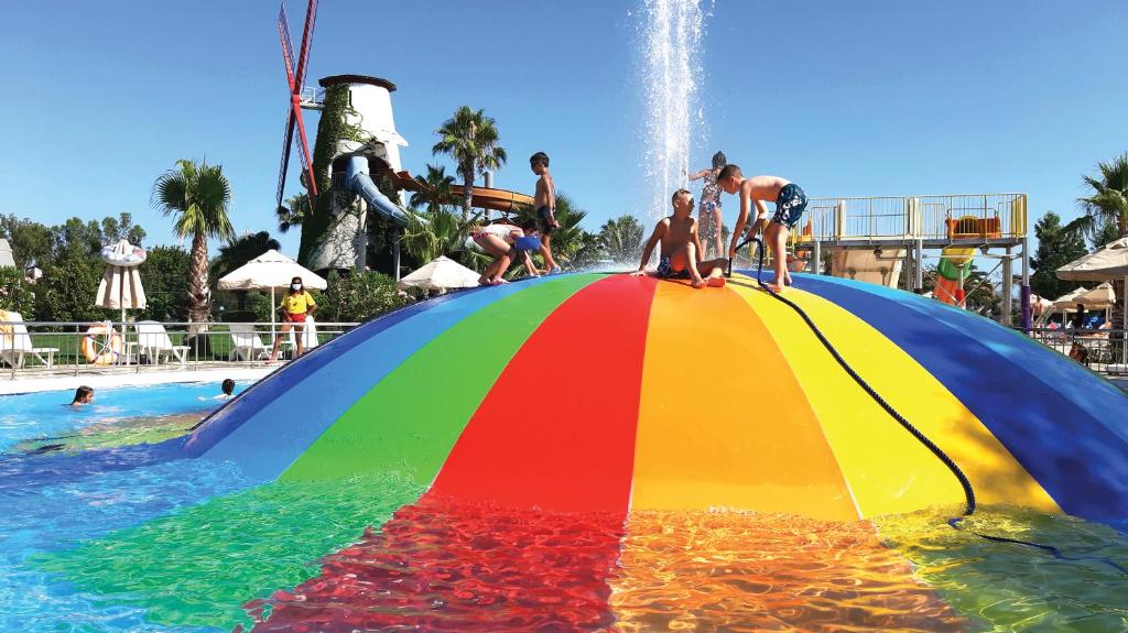 Bērni spēlējas uz krāsainā ūdens kalna Starlight Resort