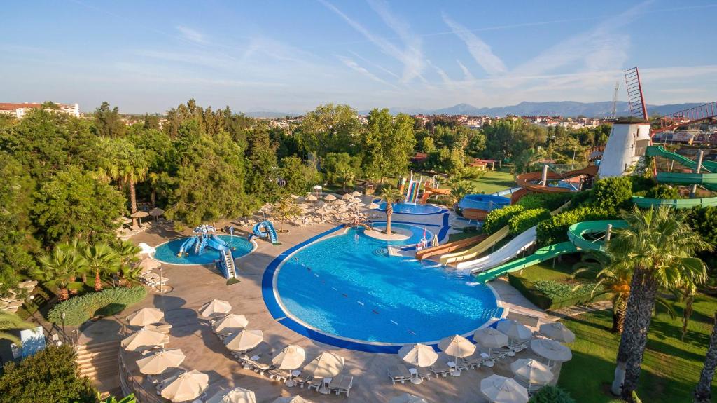 Starlight Resort baseins ar slidkalniņiem un sauļošanās krēsliem piekrastē